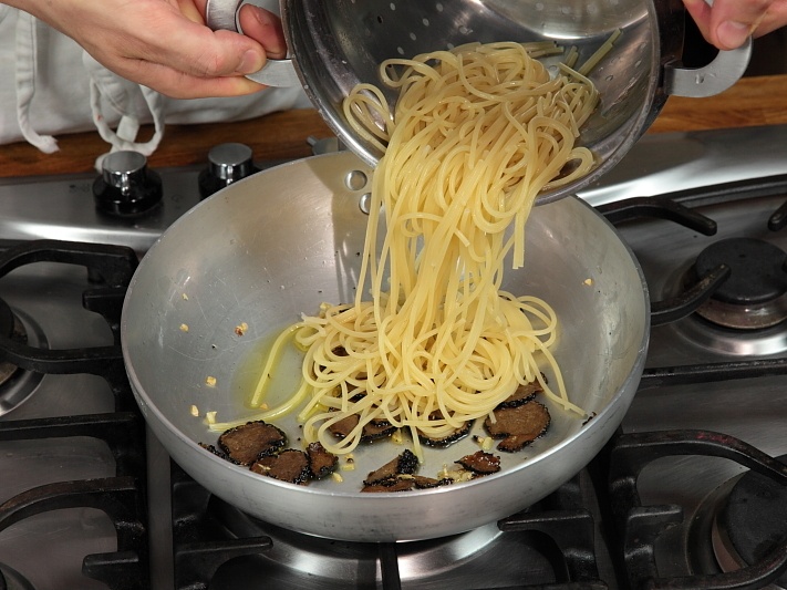 Spaghetti with black truffles